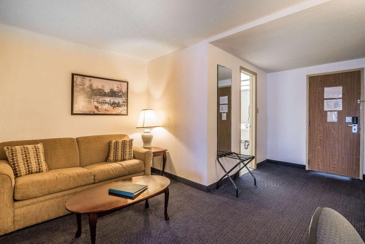 Quality Inn & Suites Albany Airport Latham Esterno foto