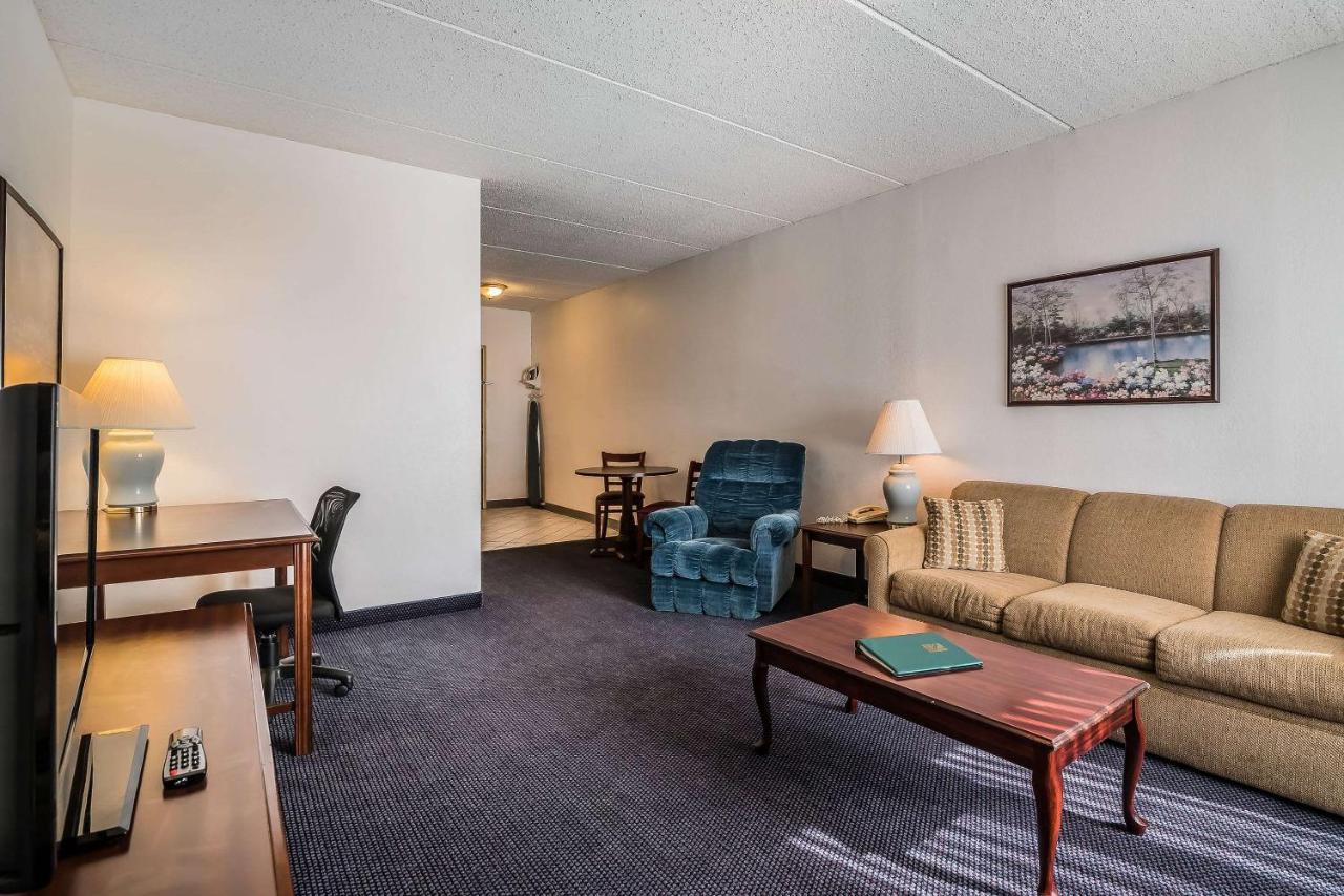 Quality Inn & Suites Albany Airport Latham Esterno foto