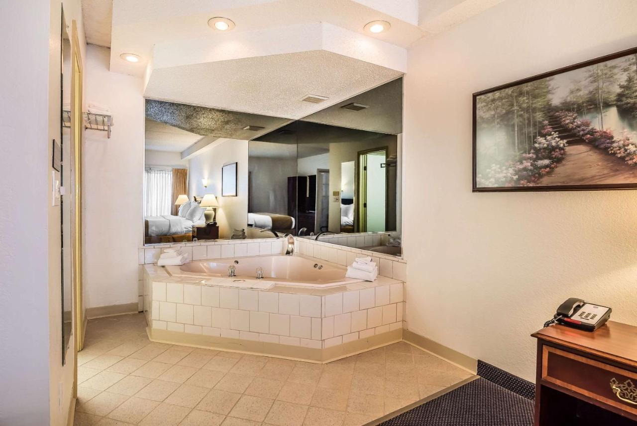 Quality Inn & Suites Albany Airport Latham Esterno foto