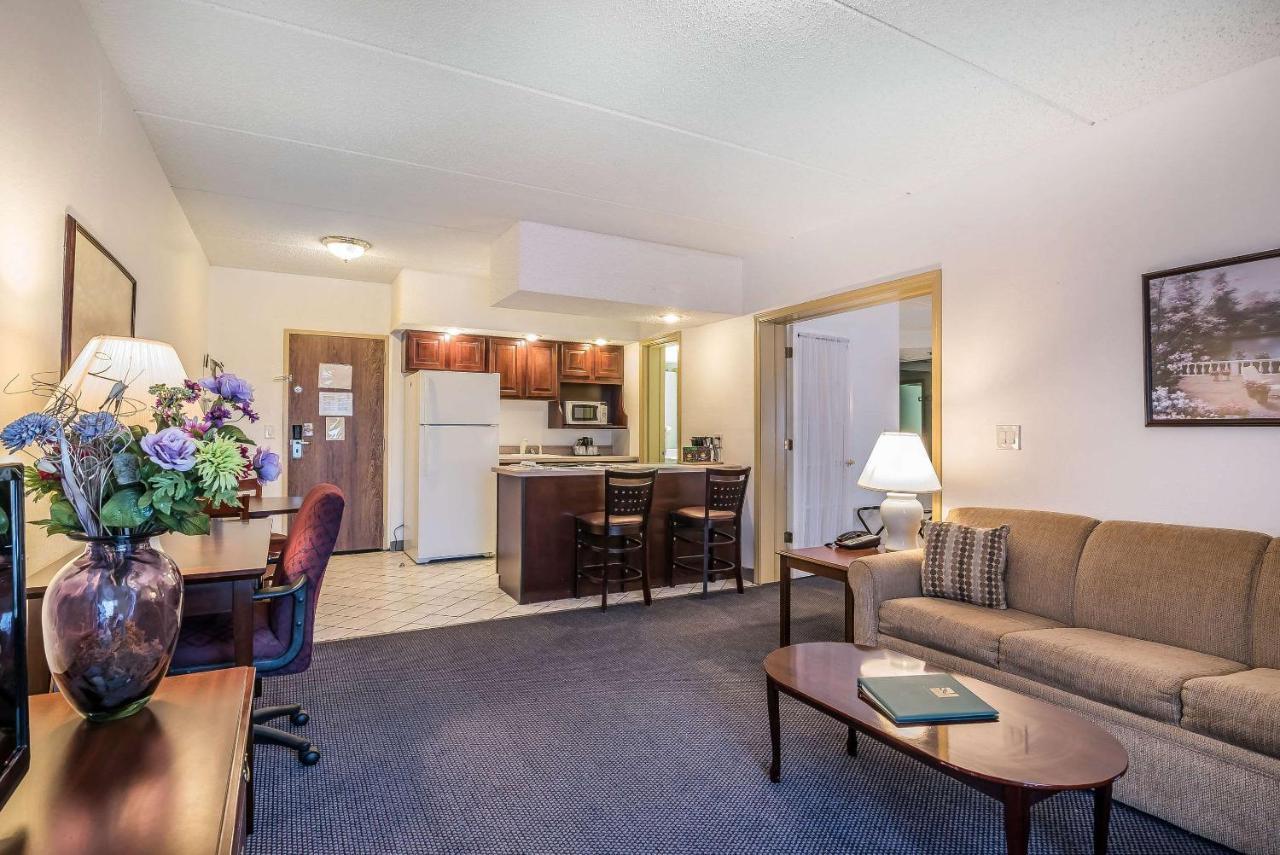 Quality Inn & Suites Albany Airport Latham Esterno foto