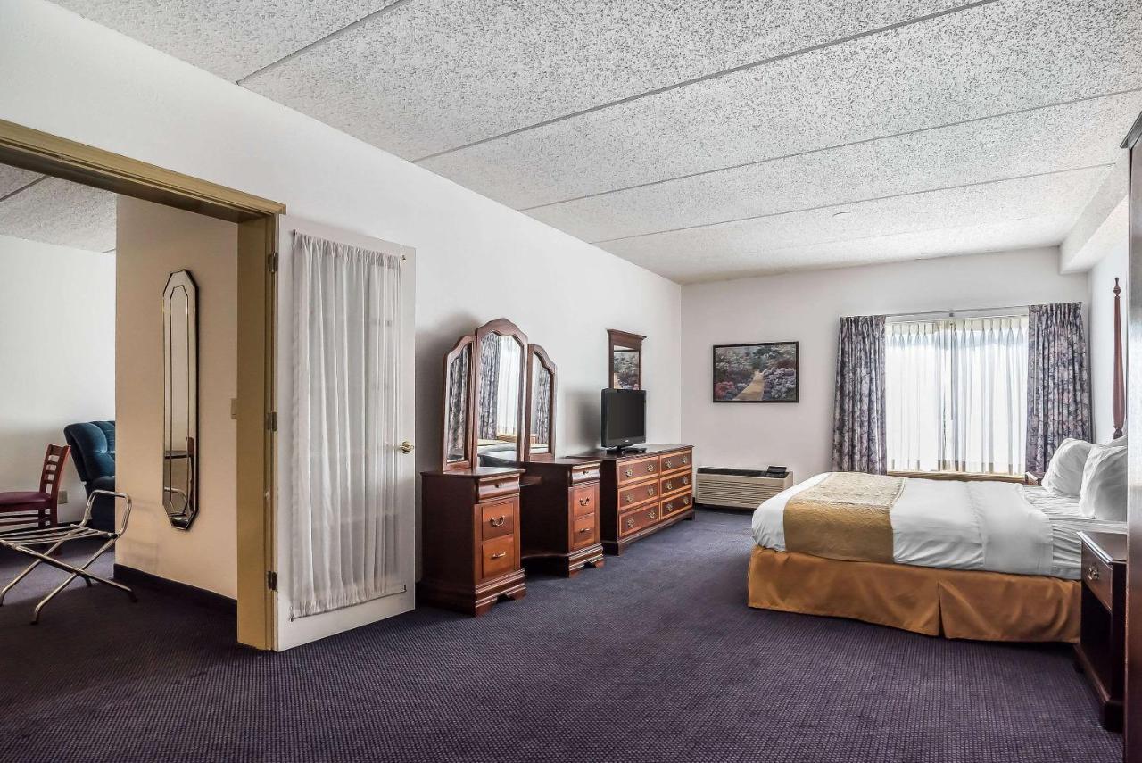 Quality Inn & Suites Albany Airport Latham Esterno foto