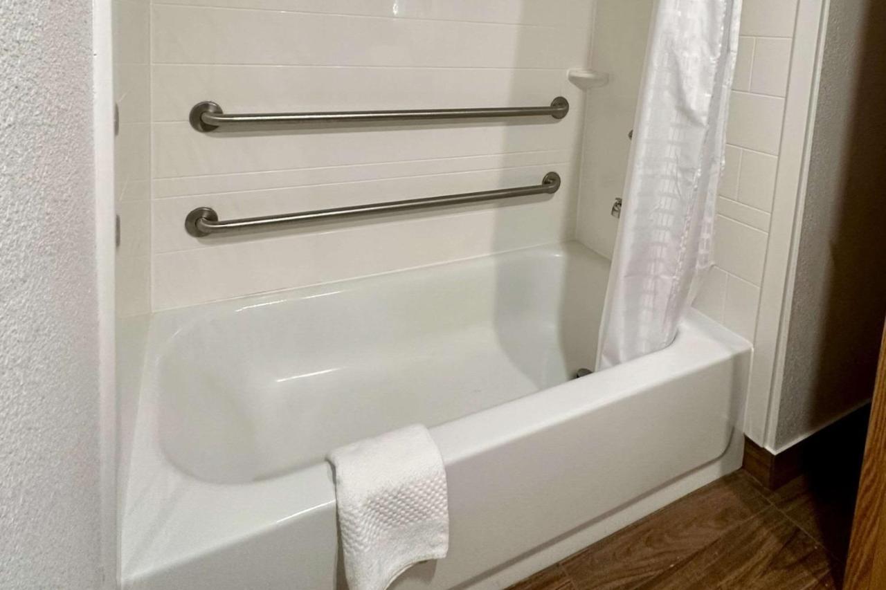 Quality Inn & Suites Albany Airport Latham Esterno foto